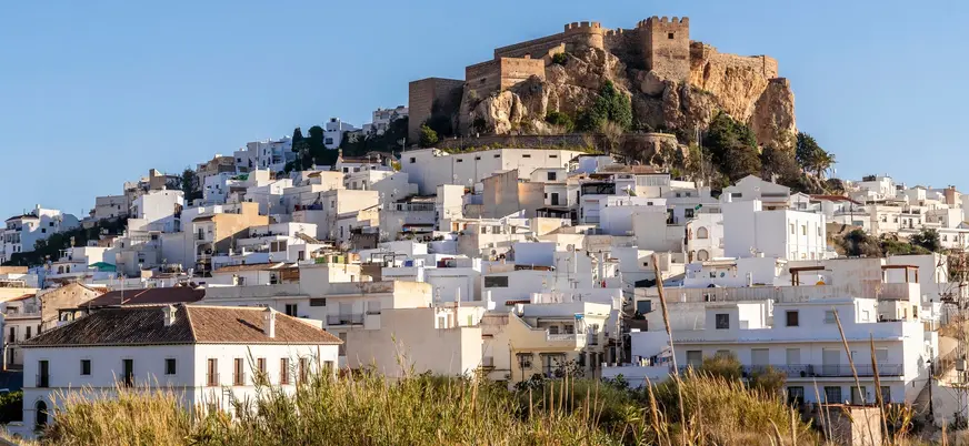 Casco antiguo de Salobreña con casas blancas y castillo árabe sobre la roca