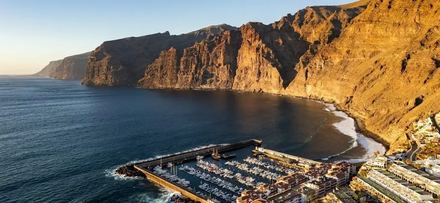 Acantilados de Los Gigantes y puerto deportivo al atardecer en Tenerife