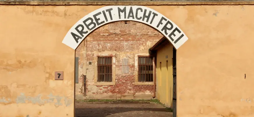 Entrada al campo de concentración de Terezín con la inscripción Arbeit Macht Frei