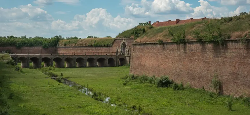 Foso y murallas de ladrillo de la fortaleza de Terezín