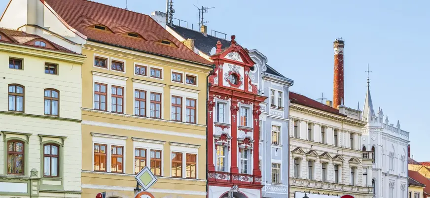 Fachadas coloridas de arquitectura clásica en Terezín