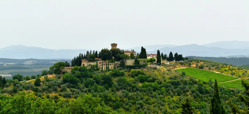 Pueblo medieval rodeado de viñedos en la Toscana