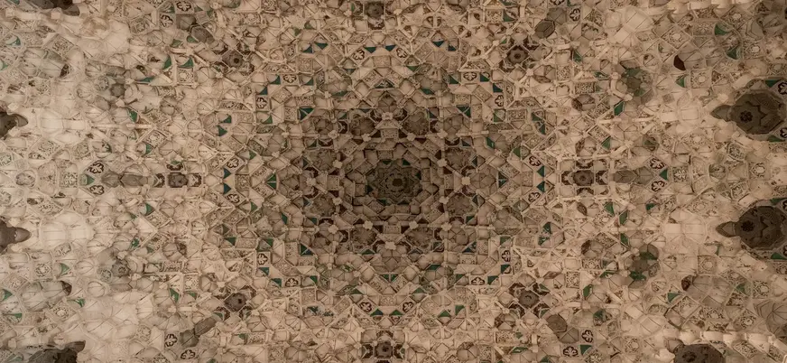 Bóveda con detalles geométricos en la Alhambra, Granada.
