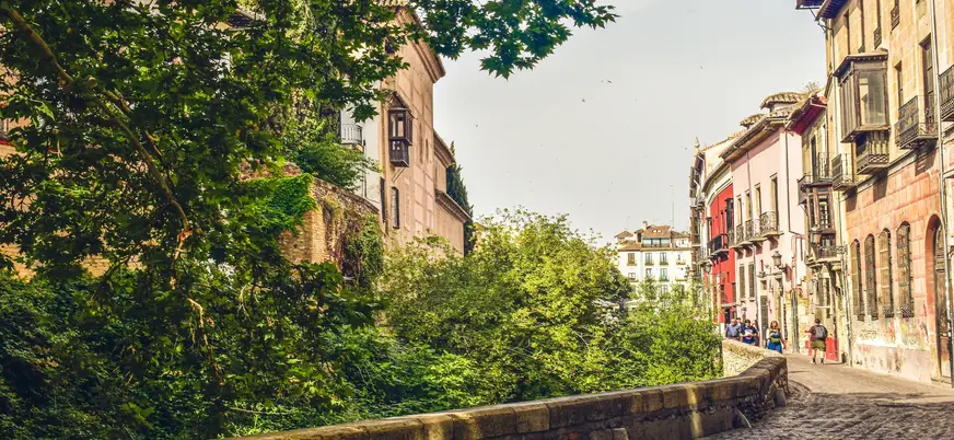 Paseo de los Tristes y vegetación junto al río, Granada.