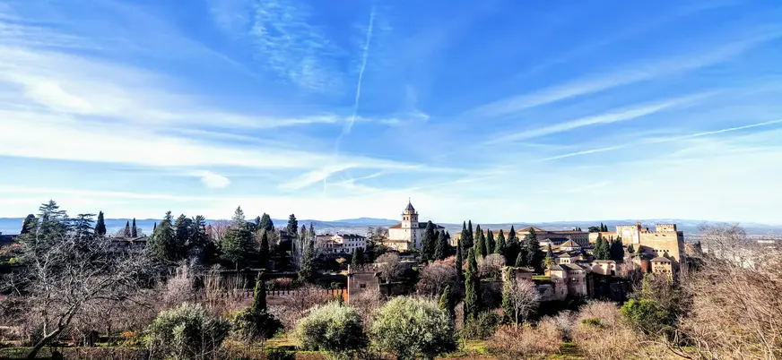 Vista panorámica de la Alhambra y la Iglesia de Santa María, Granada.