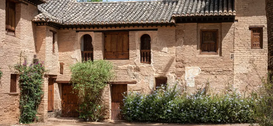 Fachada en un patio histórico de la Alhambra, Granada.