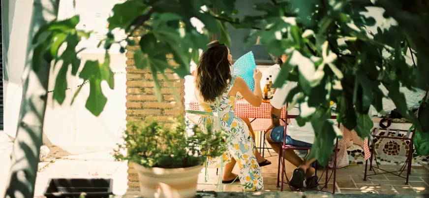 Pareja disfrutando del almuerzo en Granada