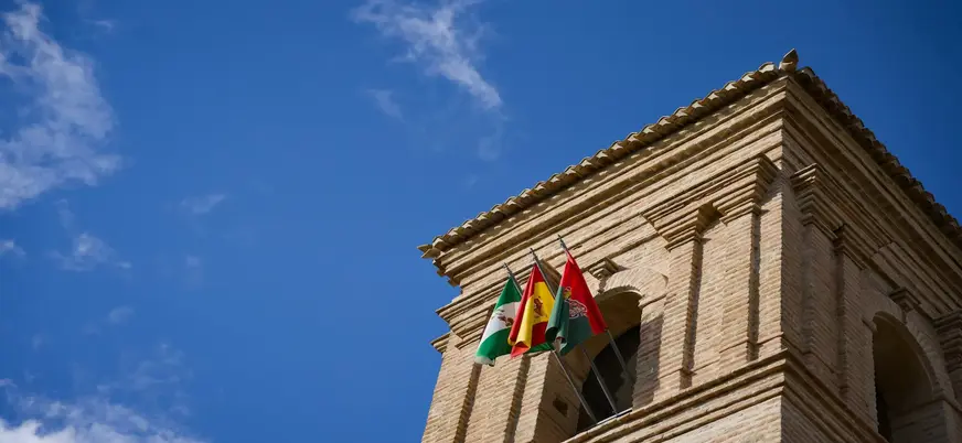 Banderas ondeando en la torre de Granada