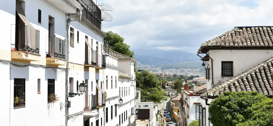 Calle típica en el barrio del Albaicín, Granada