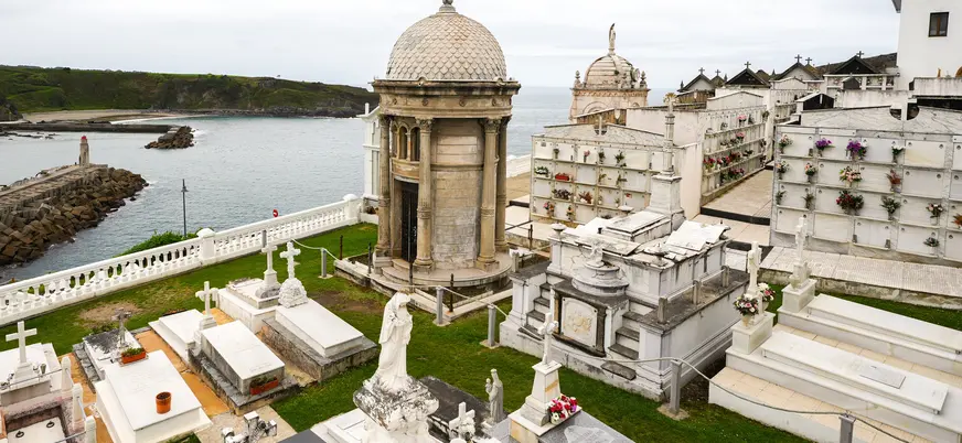 Panteones y tumbas blancas en el cementerio de Luarca frente al mar, Asturias