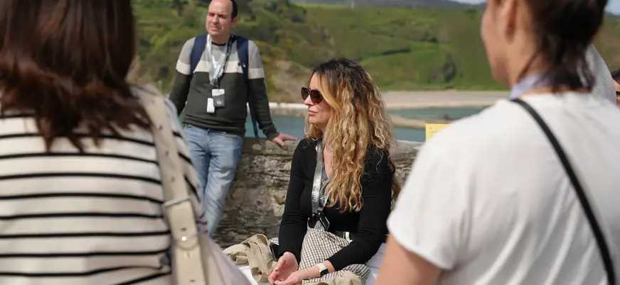Grupo de excursionistas reunido en un mirador de Luarca, Asturias.