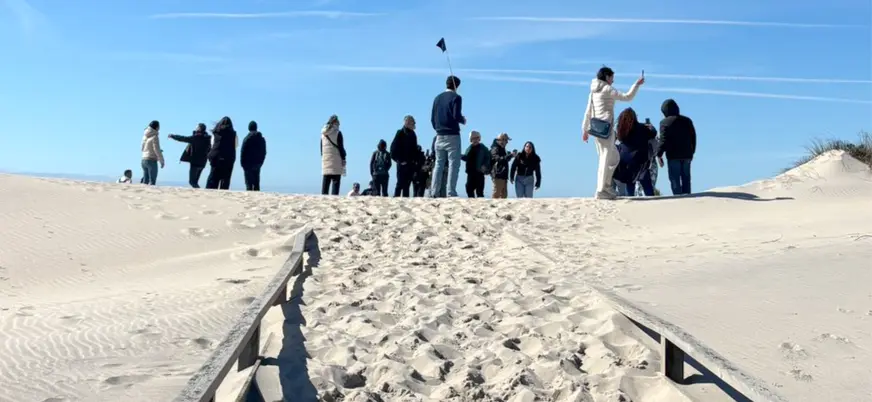 excursionistas en la playa de Costa Nova con buendía
