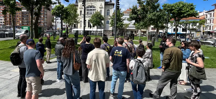 excursionistas escuchando guía buendía en Bermeo