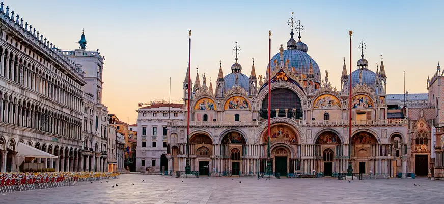 Fachada principal de la Basílica de San Marcos al amanecer en Venecia