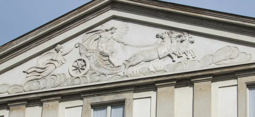Relieve del frontón del Teatro alla Scala en el centro de Milán