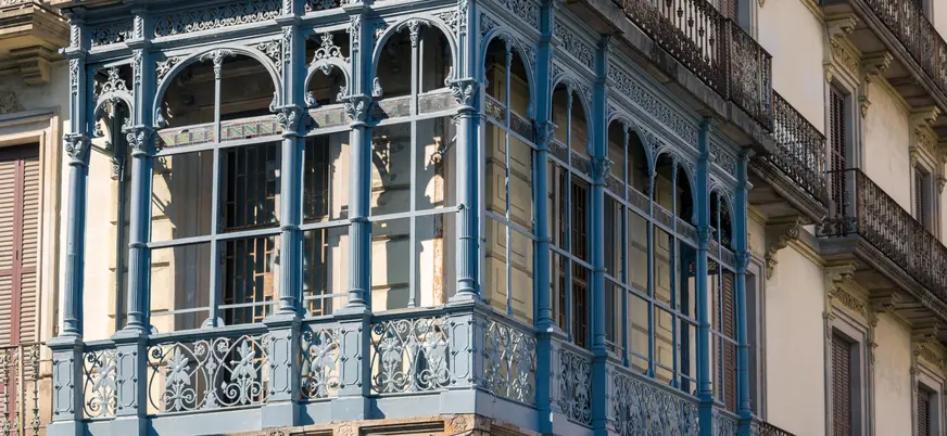 Balcón modernista en el Barrio del Born de Barcelona