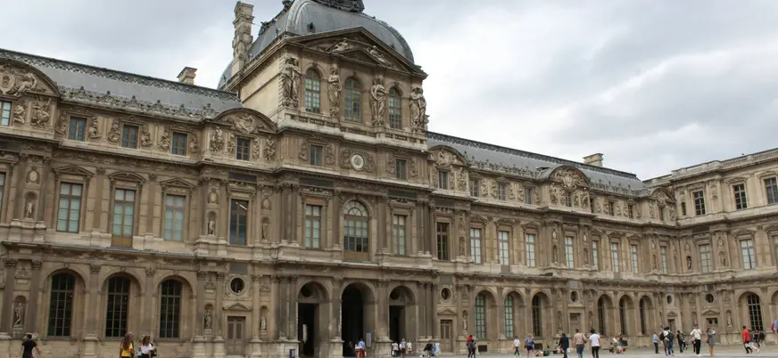 Fachada histórica del Museo del Louvre en París, Francia