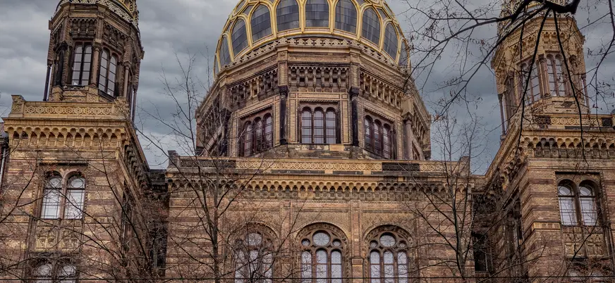 Fachada de la Nueva Sinagoga de Berlín con su cúpula dorada y arquitectura detallada