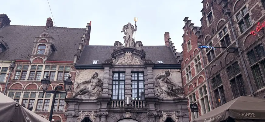 fachada de la antigua lonja del pescado en Gante Bélgica