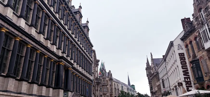 fachada renacentista del Ayuntamiento de Gante Stadhuis y Comercios