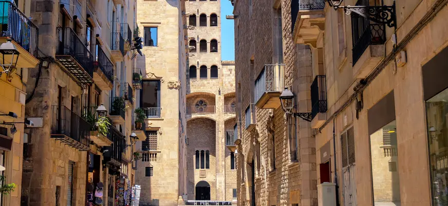 Calles estrechas y fachadas históricas del Barrio Gótico de Barcelona
