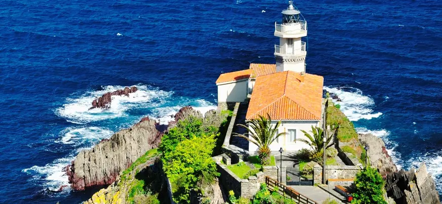 Faro de Cudillero sobre el mar Cantábrico en la costa de Asturias
