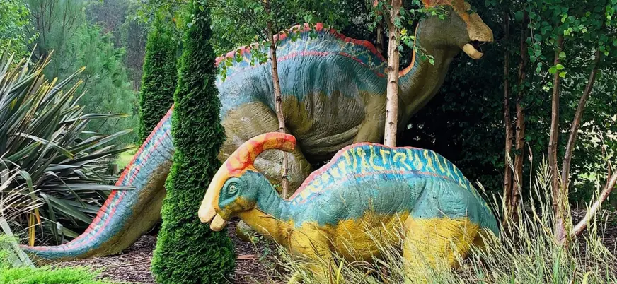 Esculturas de dinosaurios en el exterior del Museo Jurásico de Asturias, Colunga