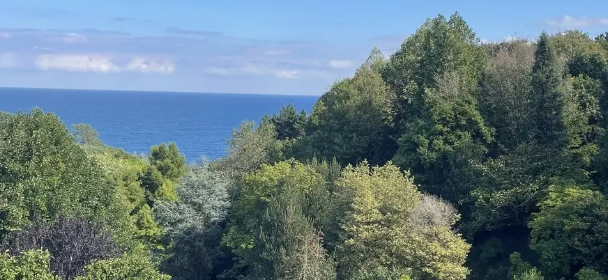 Mirador con vistas panorámicas al mar Cantábrico en Fonte Baxa, Luarca, Asturias