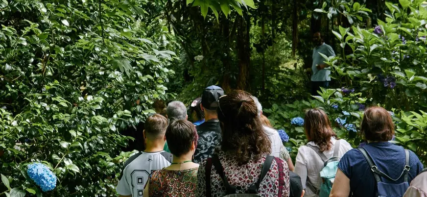 Grupo de excursionistas paseando entre la vegetación de Fonte Baxa, Luarca, Asturias