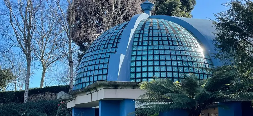 Cúpula azul en los jardines del parque botánico de Fonte Baxa en Luarca, Asturias