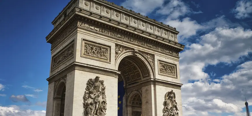Detalle del Arco del Triunfo con relieves y bandera europea en París