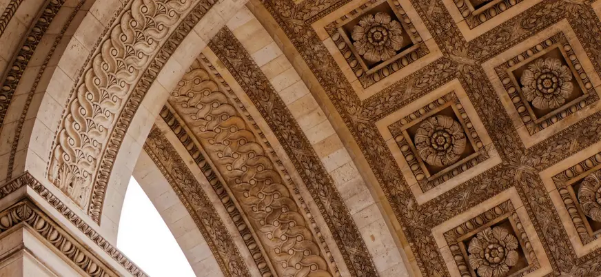 Detalle de los relieves y rosetones tallados en el techo del Arco del Triunfo