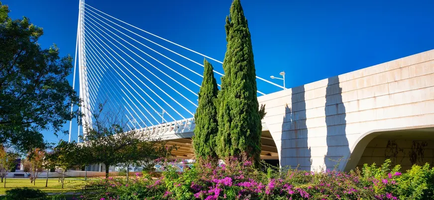 Puente de l’Assut d’Or entre jardines floridos del parque Turia en Valencia