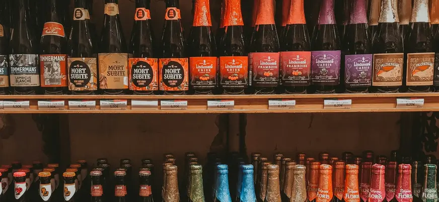 Estanterías con botellas de cerveza artesanal belga en Bruselas