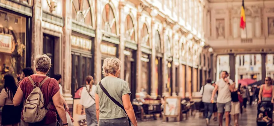 Turistas paseando por las Galerías Reales Saint-Hubert Bruselas