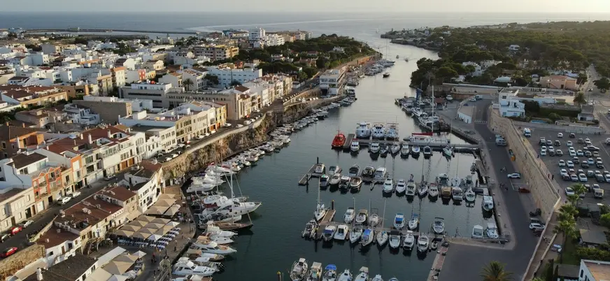 Vista aérea del puerto de Ciutadella en Menorca con barcos amarrados al atardecer