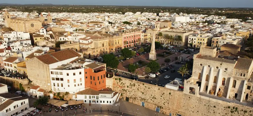 Vista aérea del puerto y la Plaza del Born en Ciutadella de Menorca
