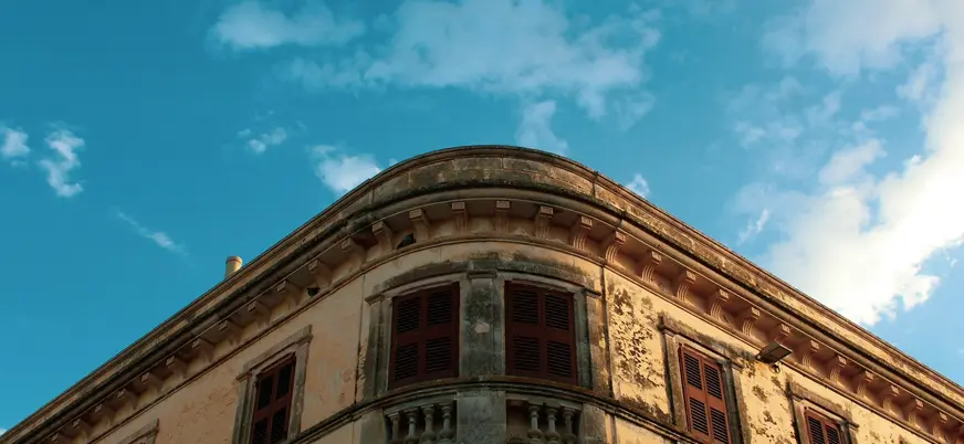 Edificio histórico con contraventanas de madera en Ciutadella de Menorca