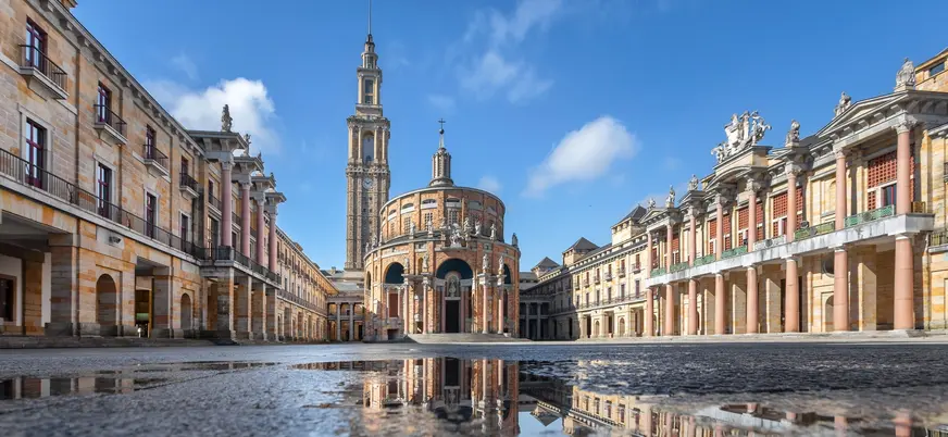 Reflejo de la Universidad Laboral de Gijón en un charco.