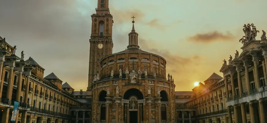 Atardecer en la plaza de la Laboral Ciudad de la Cultura, Gijón.