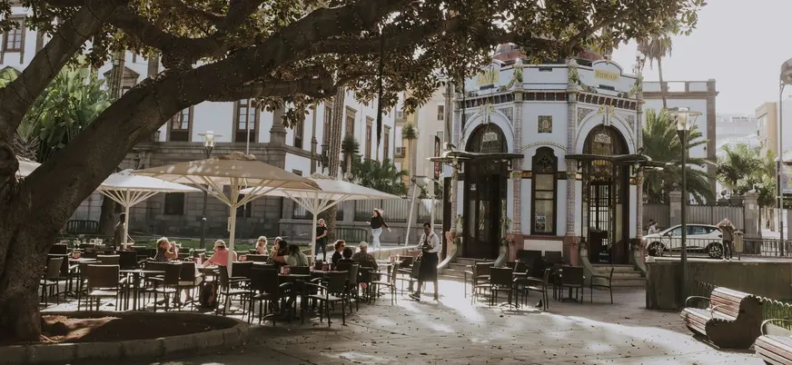 Terraza y quiosco modernista bajo la sombra en el Parque de San Telmo, Las Palmas.