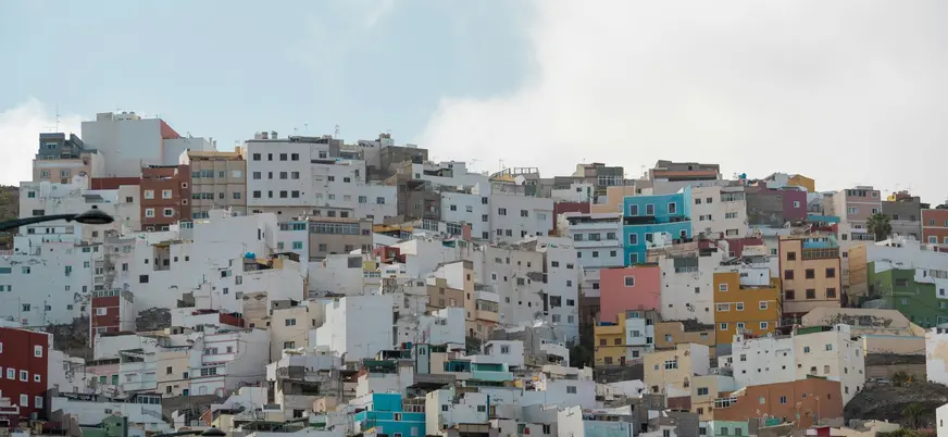 Casas de colores escalonadas en la ladera del barrio de San Juan, Las Palmas.
