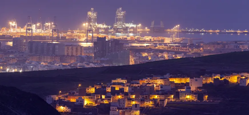 Vista nocturna del Puerto de la Luz y barrios iluminados en Las Palmas.