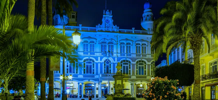 Fachada iluminada del Gabinete Literario en la Plaza de Cairasco, Las Palmas.