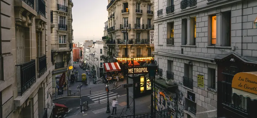 Calle de Montmartre con el cartel de Metropolitain y edificios clásicos en París.