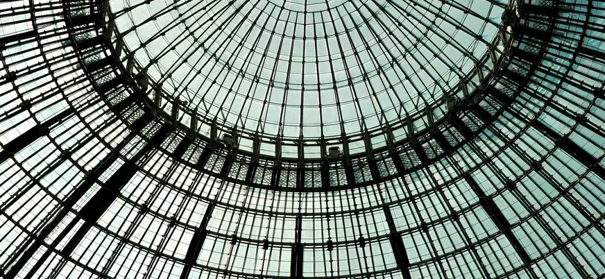 Vista contrapicada de la cúpula de cristal de las Galeries Lafayette en París