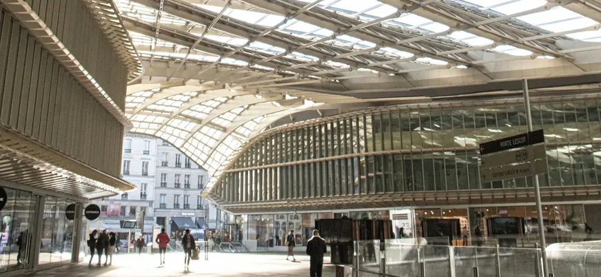 Interior del centro comercial Forum des Halles bajo la Canopy, París.