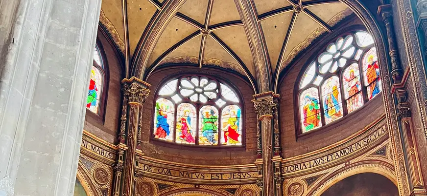 Bóvedas y vitrales de la Iglesia de San Roque en París