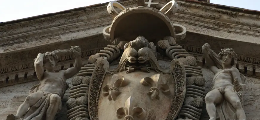 Escudo heráldico en una fachada histórica de Roma.