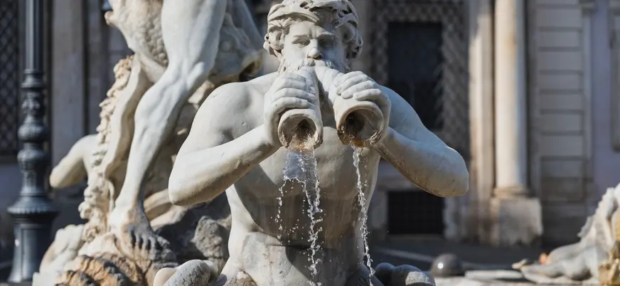 Primer plano escultura Tritón en Roma.